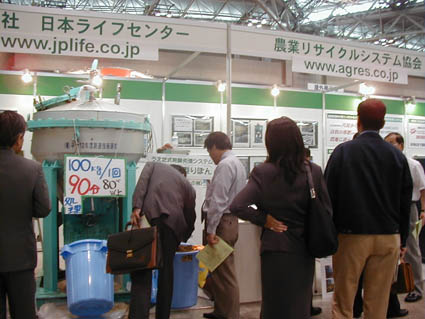 堆肥の良さにお客様が感心